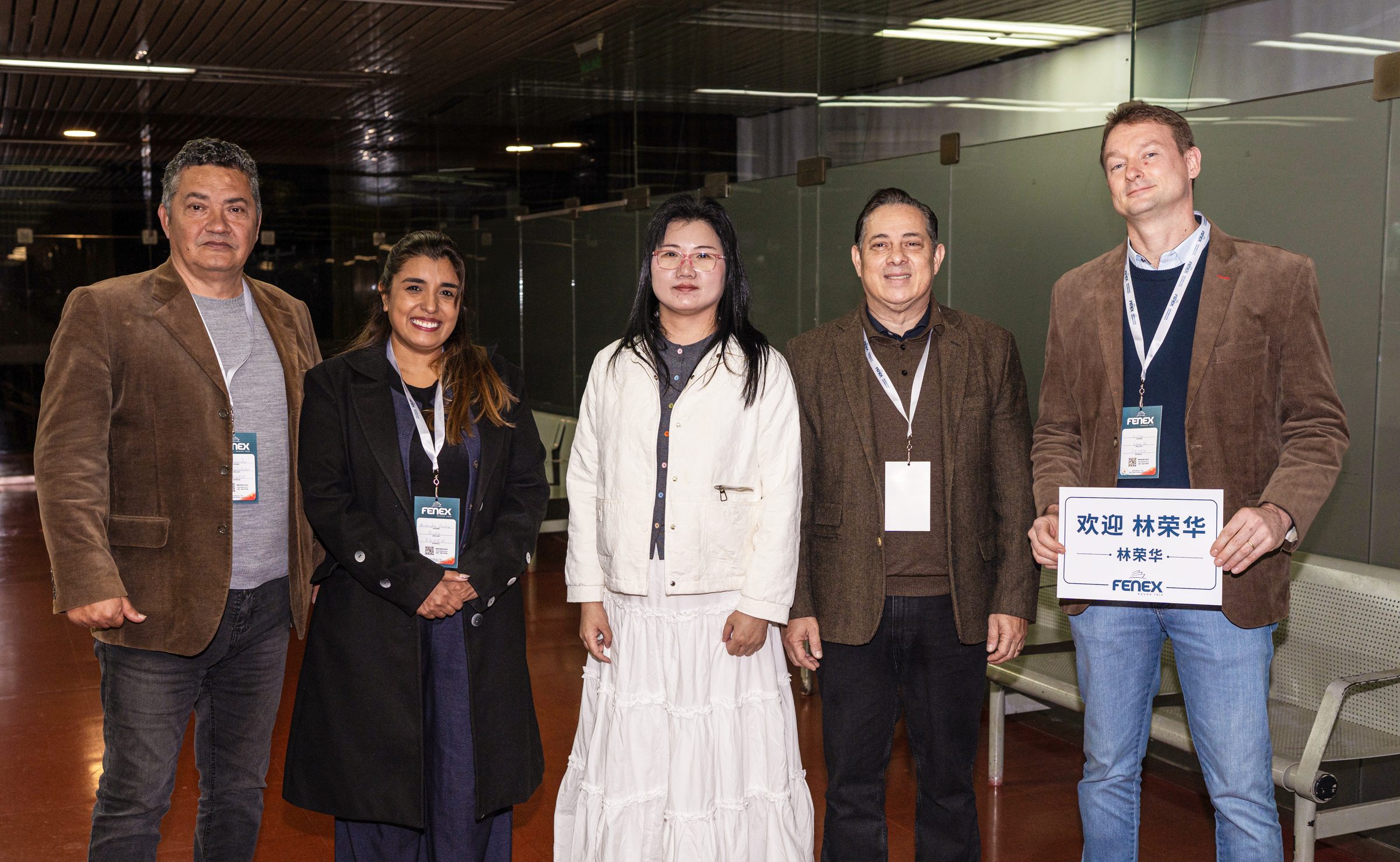 Lin Ronghua junto a parte del equipo FENEX