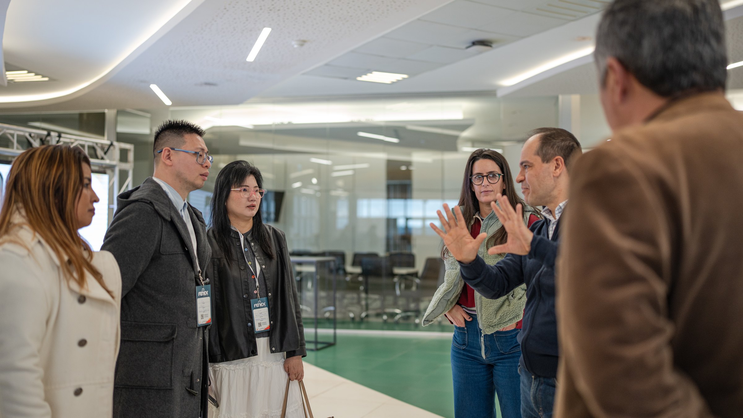 Recorrido institucional de la comitiva en Silicon Misiones
