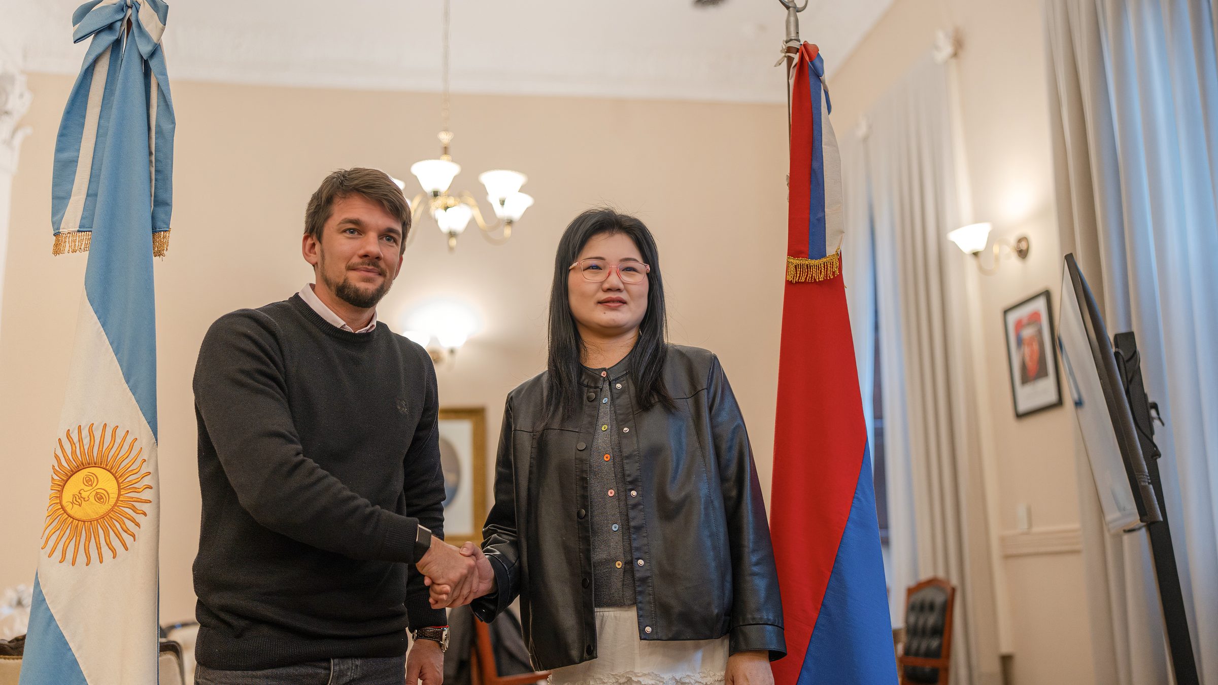 Lin Ronghua junto al vicegobernador de Misiones, Lucas Aníbal Romero Spinelli